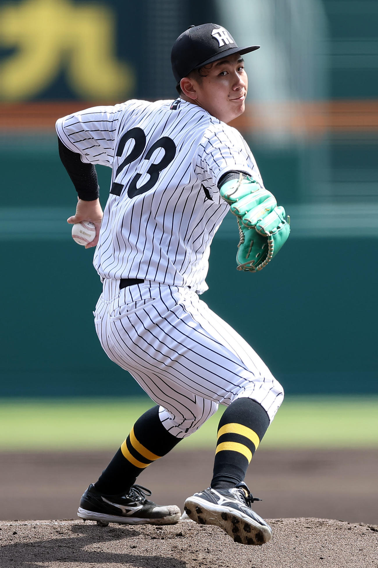 阪神対巨人　力投する阪神先発の伊原（撮影・前田充）