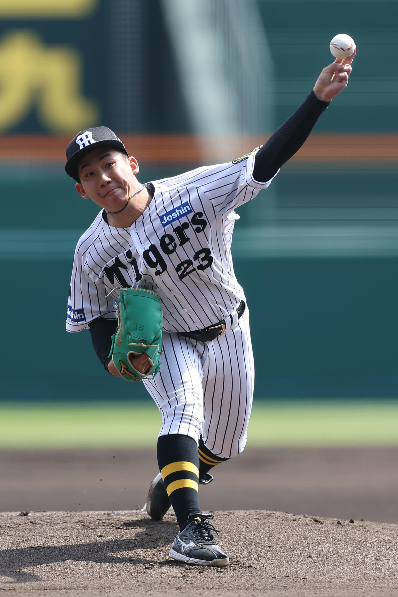 阪神対巨人　力投する阪神先発の伊原（撮影・前田充）