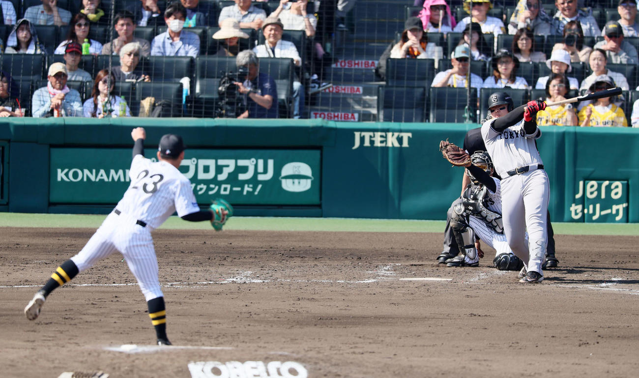 阪神対巨人　3回表巨人2死三塁、三振に倒れる岡本。投手伊原（撮影・加藤哉）