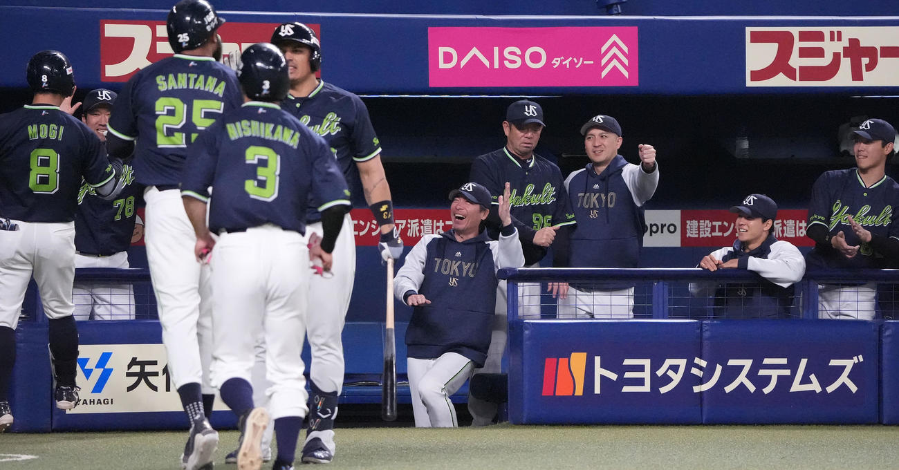 中日対ヤクルト　4回表ヤクルト無死二、三塁、高津監督（中央）は3点本塁打を放った茂木を迎える（撮影・森本幸一）