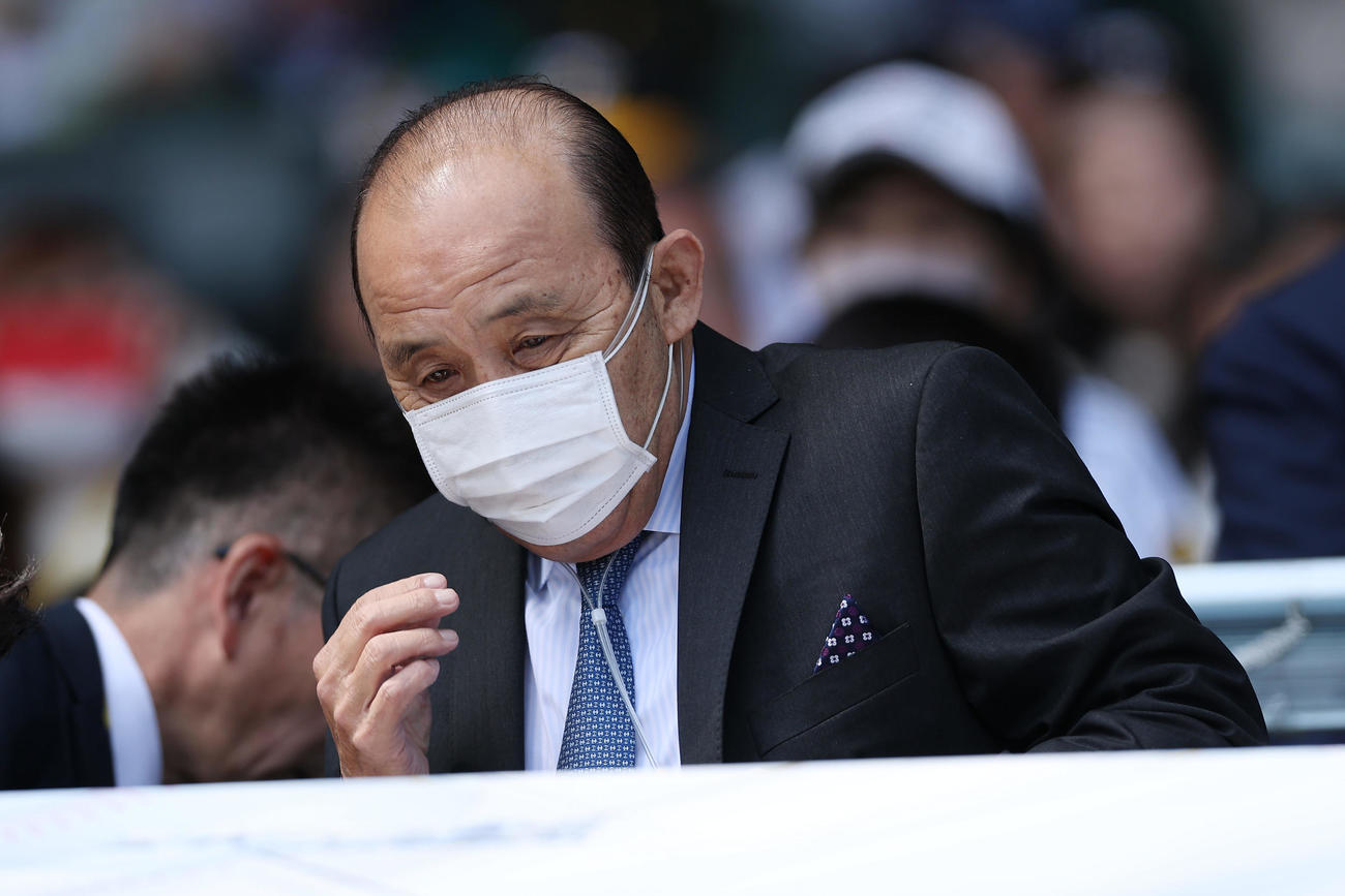阪神対巨人　テレビ解説に臨む阪神岡田オーナー付顧問（撮影・前田充）
