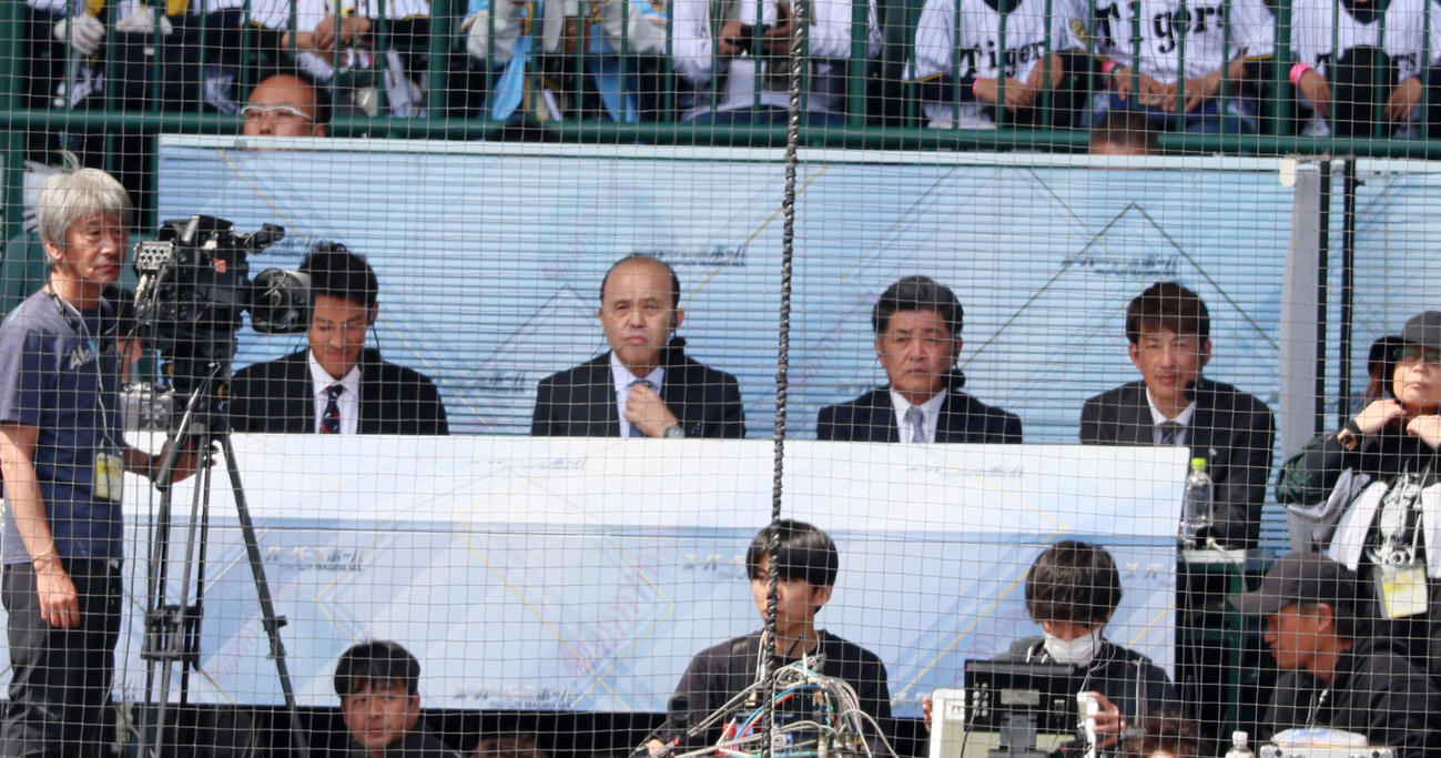 阪神対巨人　テレビ解説のため放送席に着席した岡田オーナー付顧問（撮影・加藤哉）