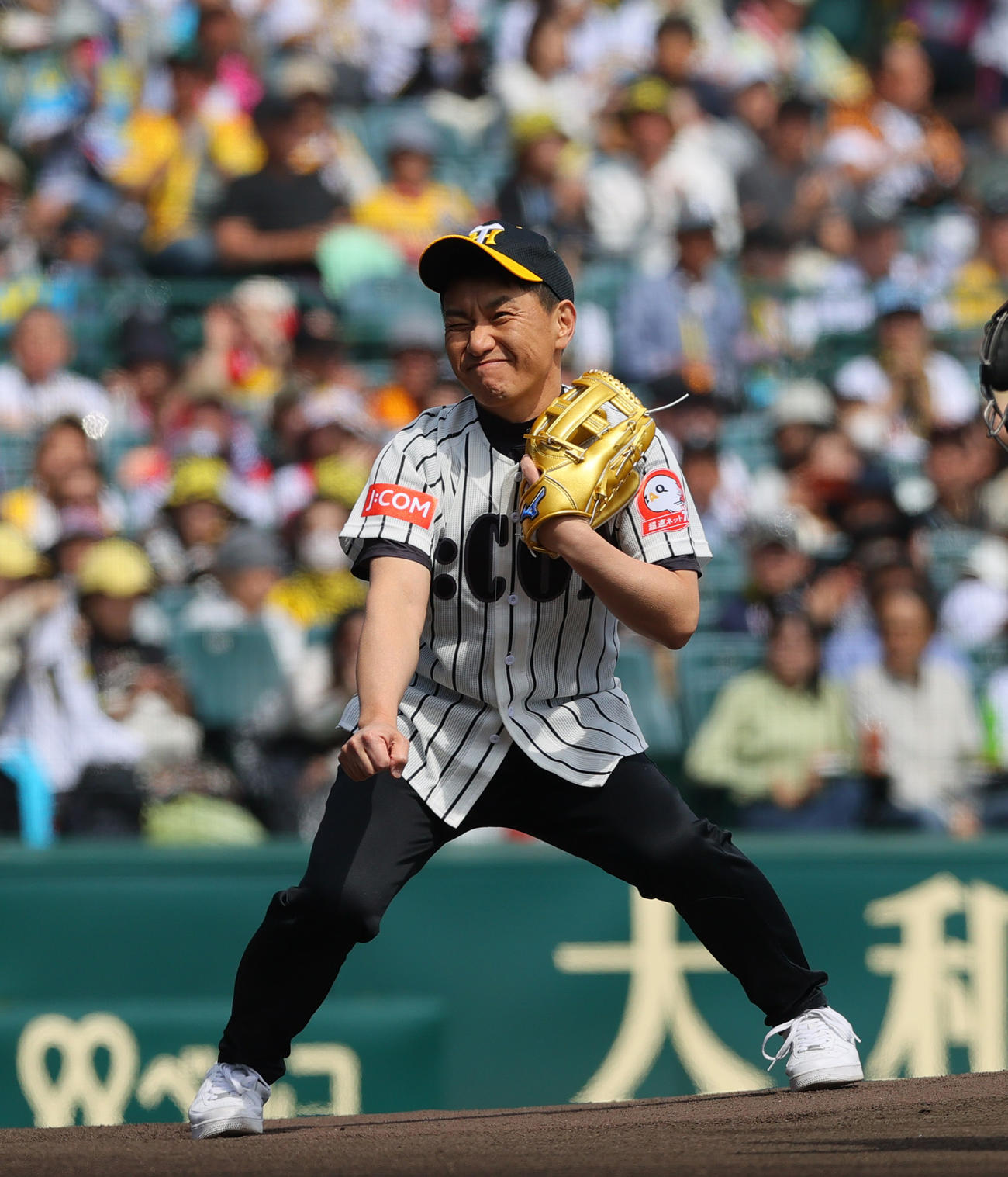 阪神対巨人　始球式で投球するお笑いコンビのますだおかだ・増田（撮影・上山淳一）