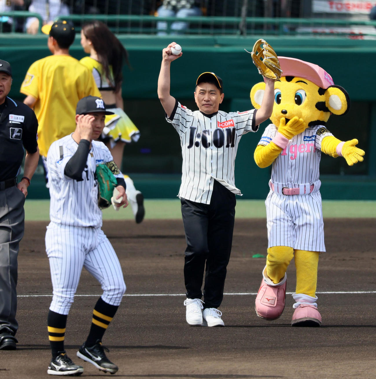 阪神対巨人　ますだおかだの増田が始球式を行った（撮影・加藤哉）