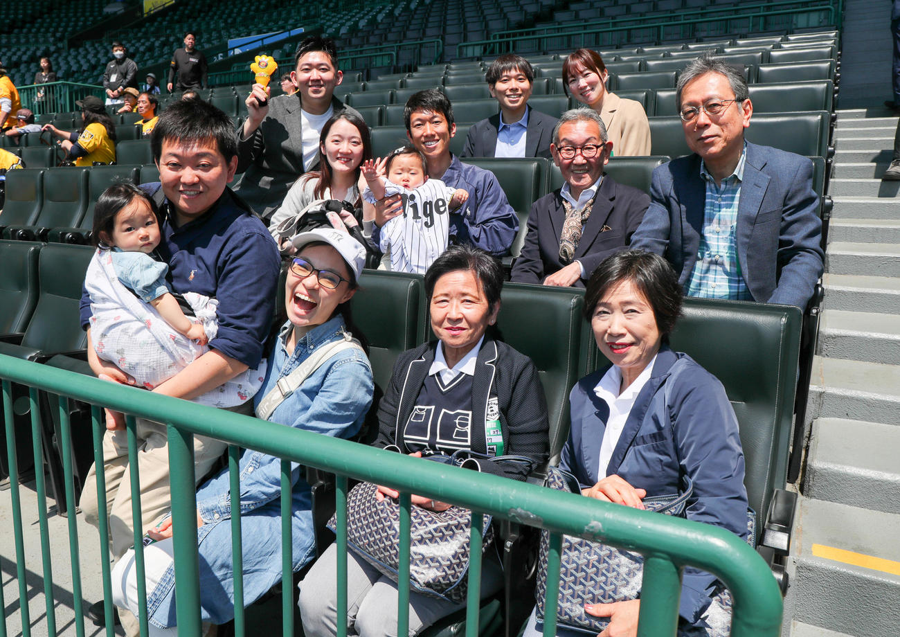 元阪神監督・吉田義男氏の家族も甲子園球場スタンドから追悼試合を見守った