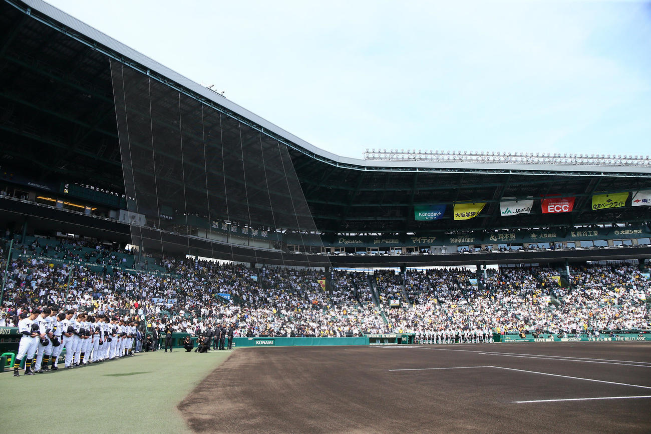 阪神対巨人　吉田義男さん追悼試合で黙とうする両ナイン（撮影・上山淳一）