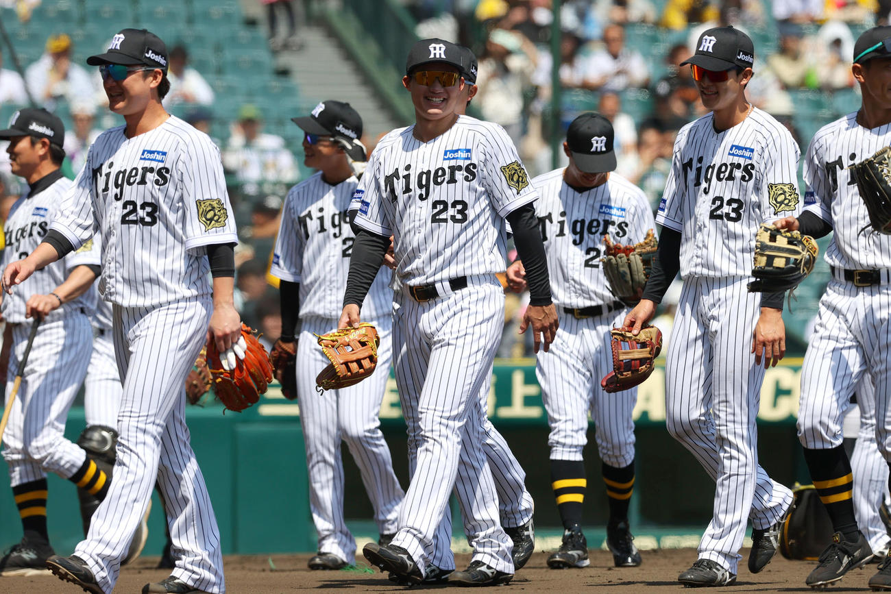 阪神対巨人　吉田義男さん追悼試合で背番号「23」の特別ユニホームを着用する阪神ナイン（撮影・上山淳一）