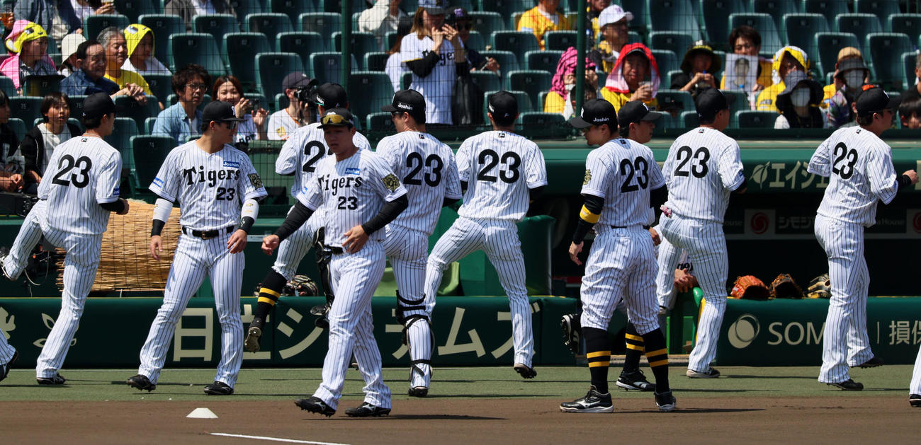 阪神対巨人　元阪神監督の吉田義男さんの追悼試合で阪神ナインは全員背番号「23」のユニホームを着用（撮影・加藤哉）
