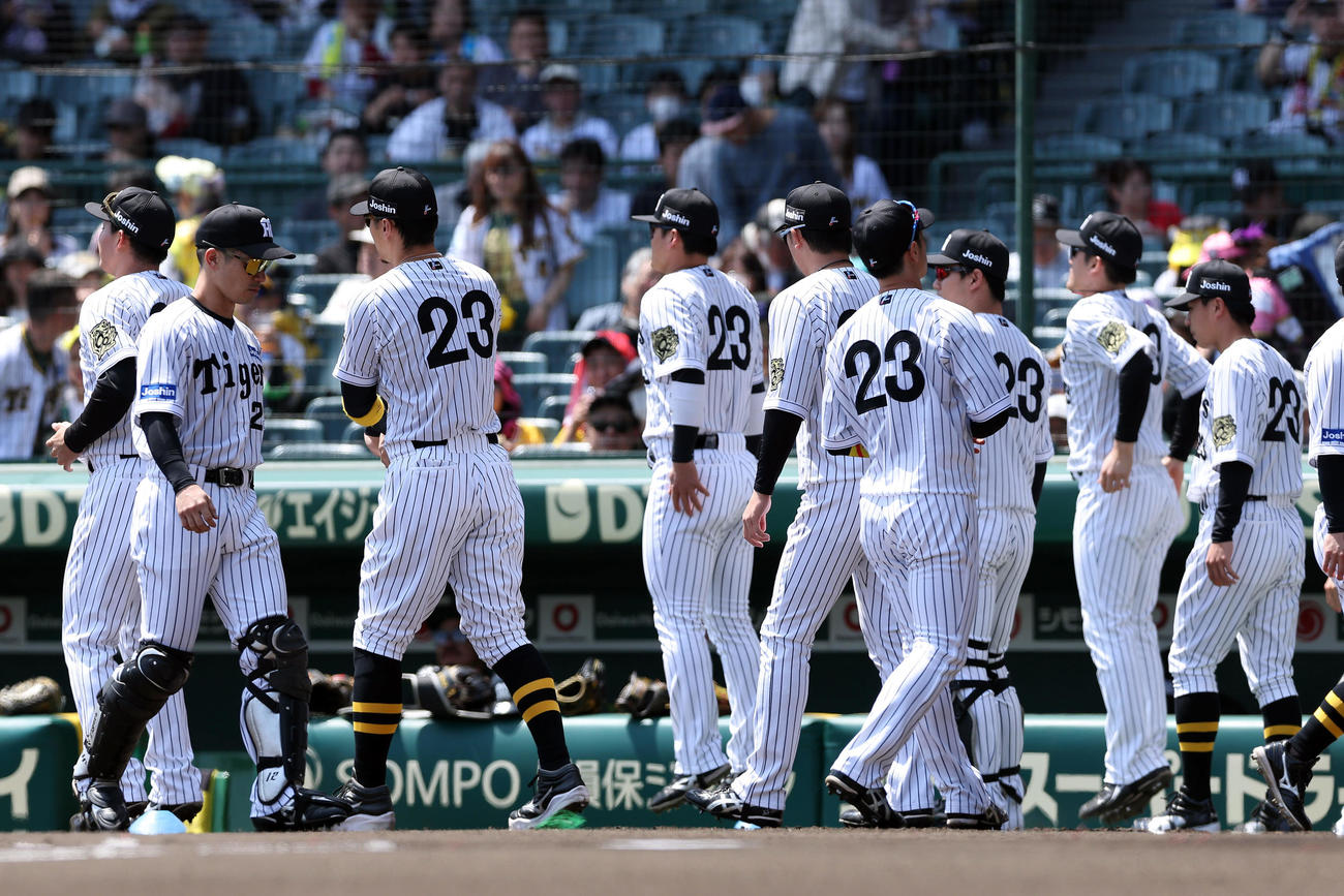 阪神対巨人　吉田義男さんの背番号「23」のユニホームを着用する阪神の選手たち（撮影・前田充）
