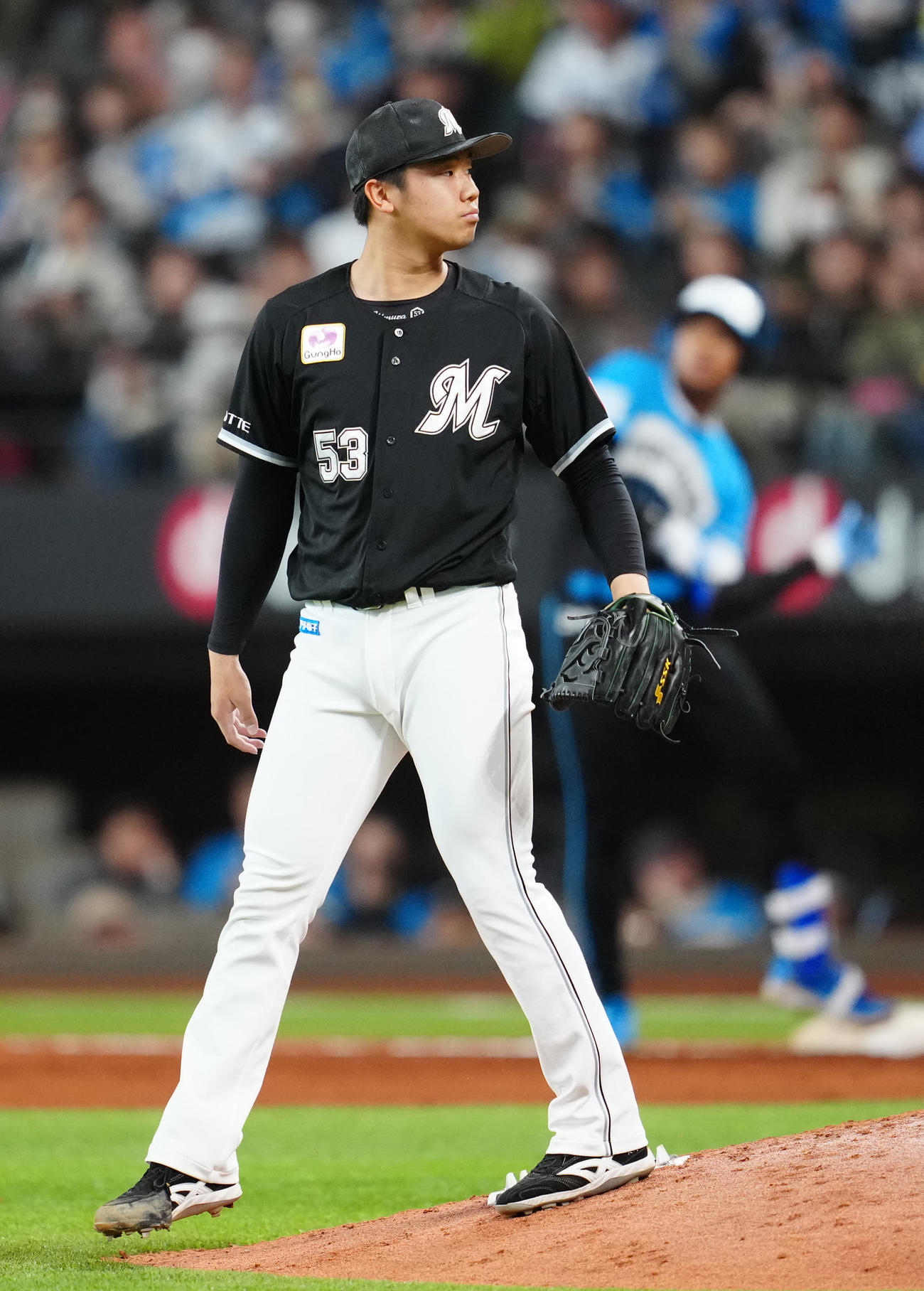 日本ハム対ロッテ　7回裏日本ハム無死、万波（後方）に中前打を浴びた木村（撮影・江口和貴）
