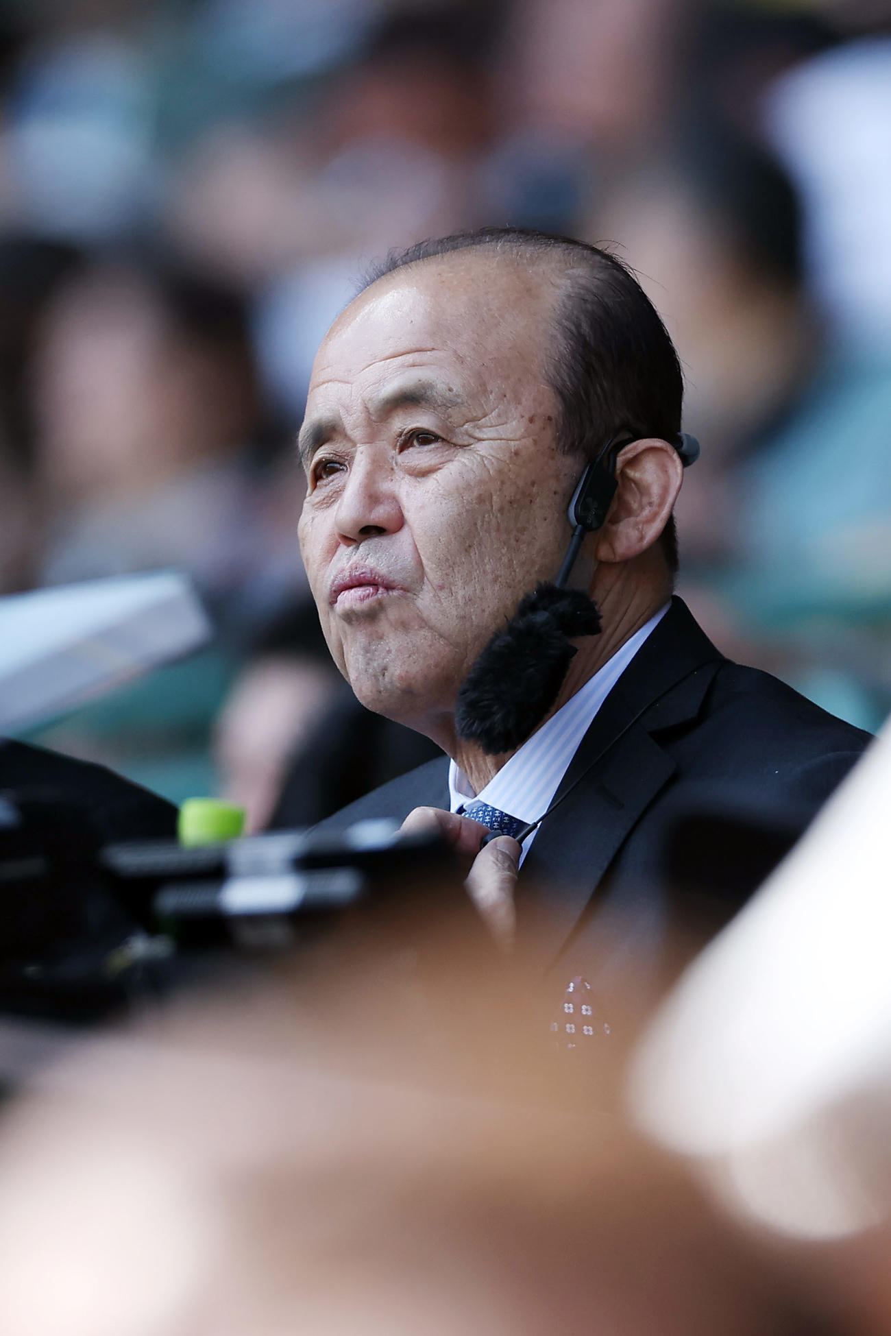 阪神対巨人　テレビ解説に臨む阪神岡田オーナー付顧問（撮影・前田充）