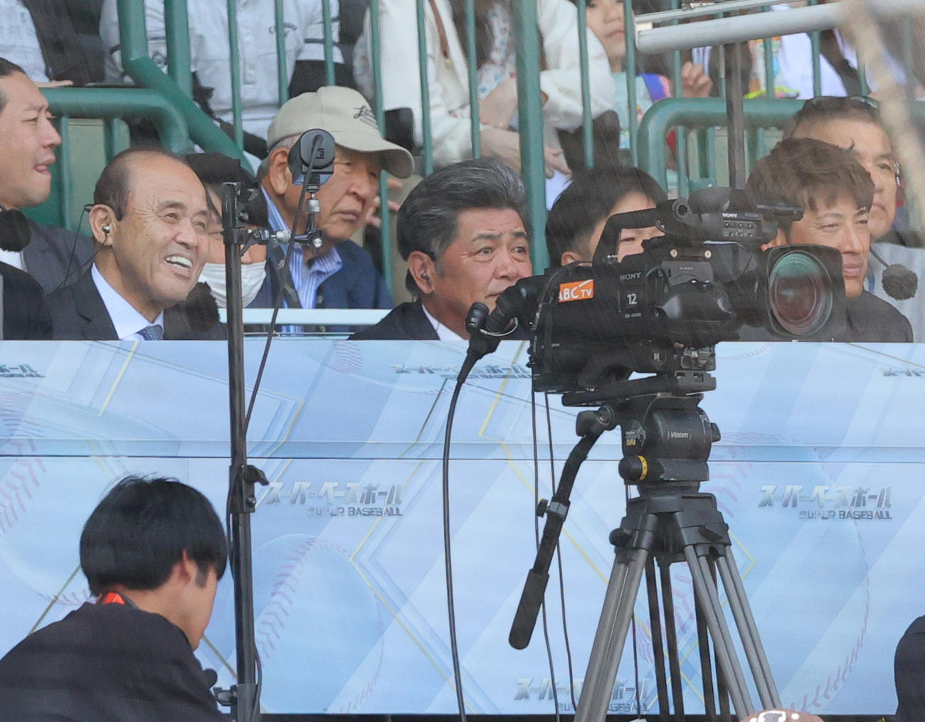 阪神対巨人　テレビ解説する、左から阪神岡田オーナー付顧問、工藤氏、能見氏（撮影・上山淳一）