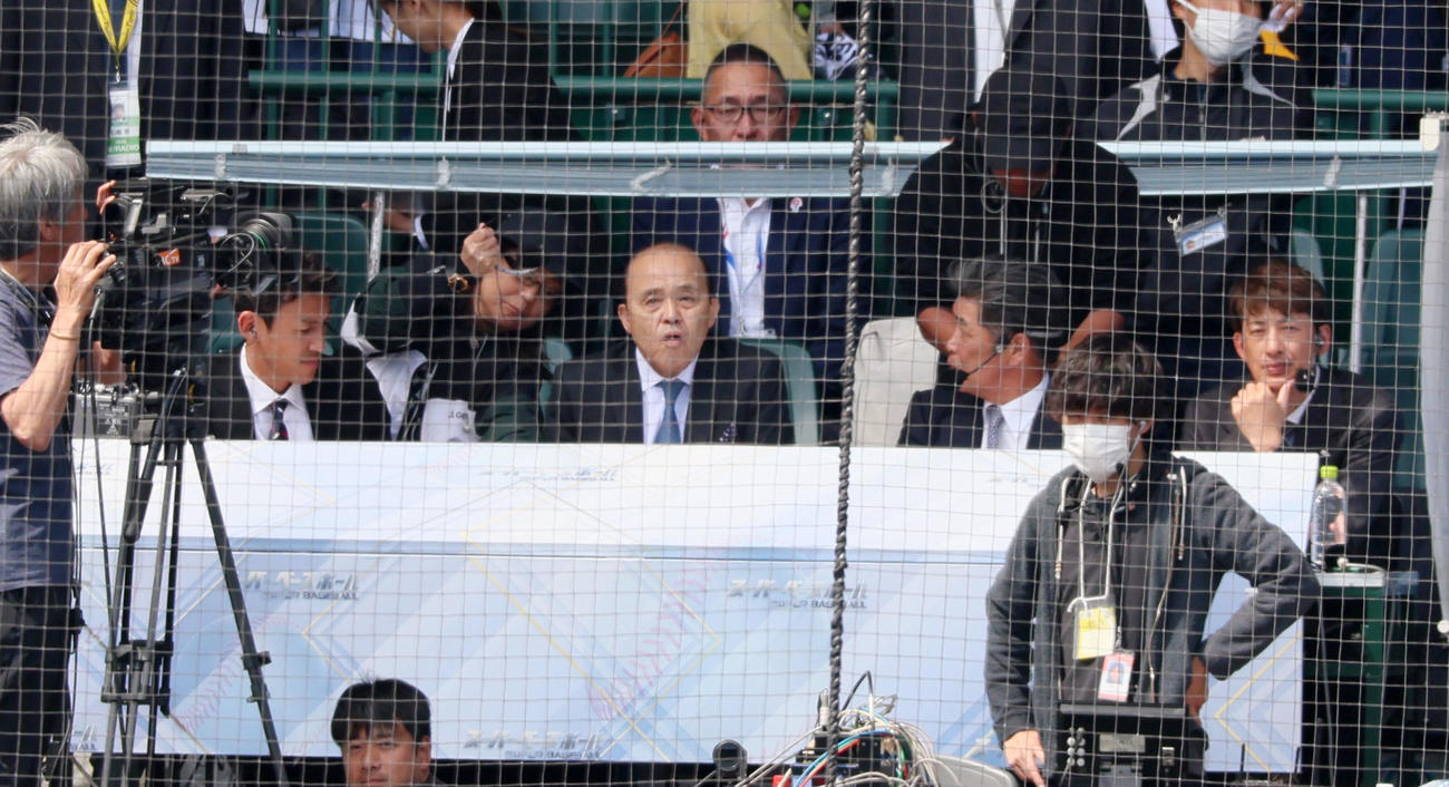 阪神対巨人　テレビ解説のため放送席に着席した岡田オーナー付顧問（撮影・加藤哉）