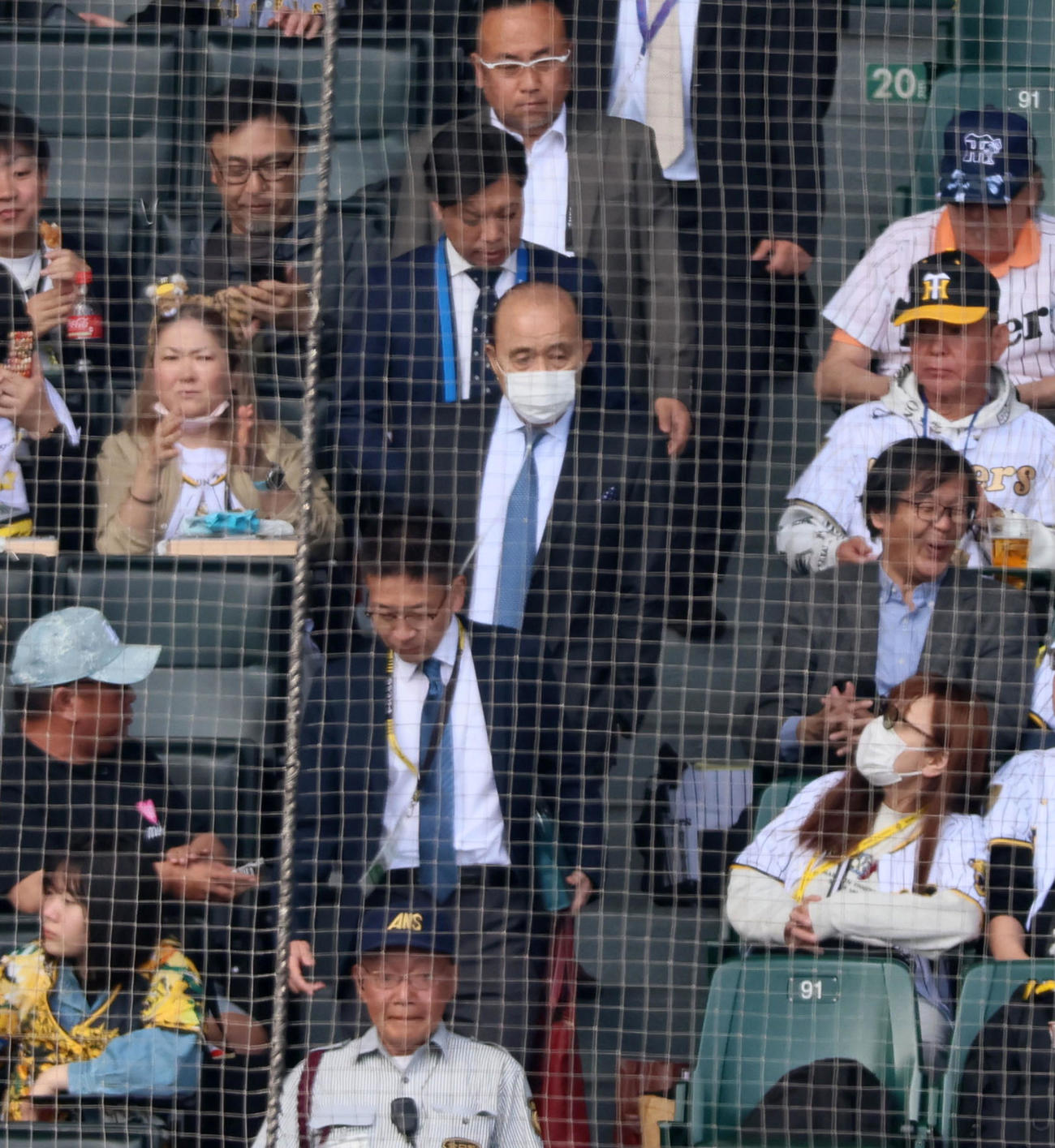 阪神対巨人　テレビ解説のため放送席に向かう岡田オーナー付顧問（撮影・加藤哉）