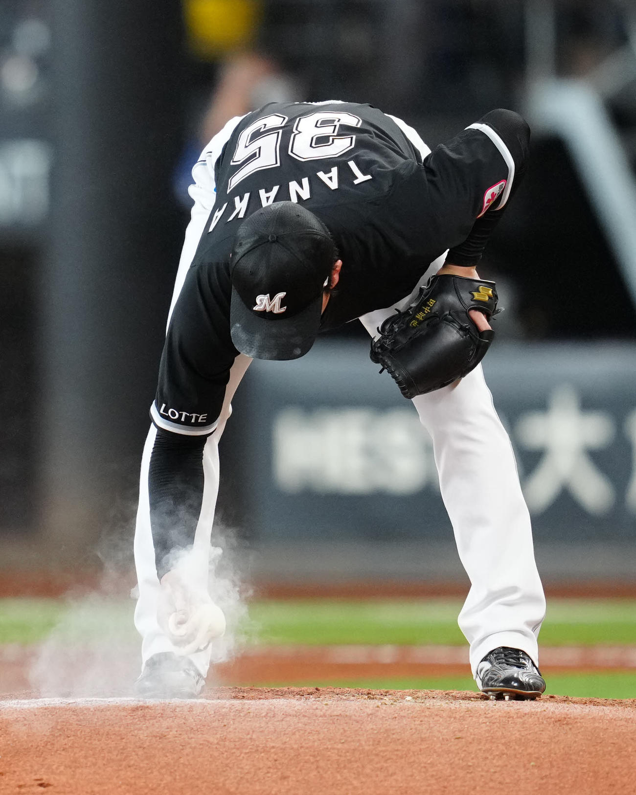 日本ハム対ロッテ　1回裏、ロジンをつけるロッテ先発の田中晴（撮影・江口和貴）