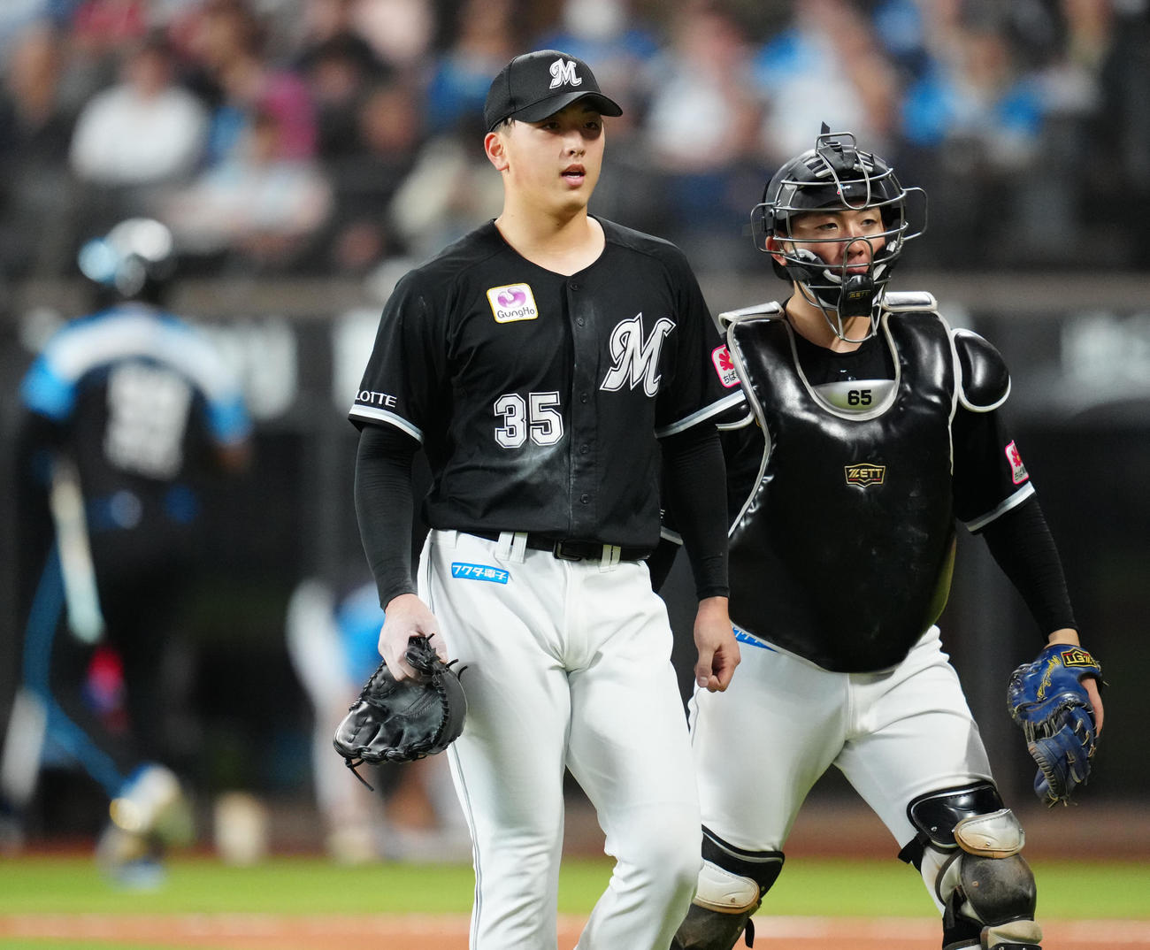 日本ハム対ロッテ　5回裏終了後、ベンチに引き揚げるロッテ先発の田中晴（左）と捕手寺地（撮影・江口和貴）