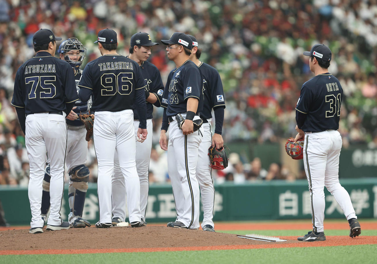 西武対オリックス　4回裏、マウンドに集まるオリックスナイン（撮影・河田真司）