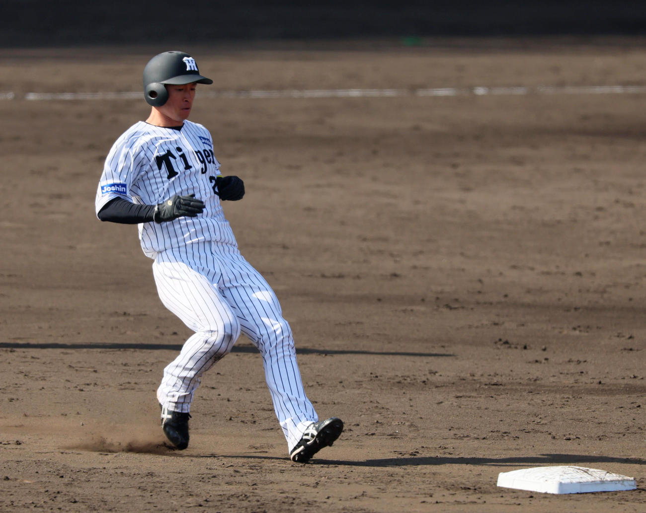 阪神対巨人　5回裏阪神1死一塁、一塁走者近本は打者中野のとき二塁盗塁を決める（撮影・加藤哉）