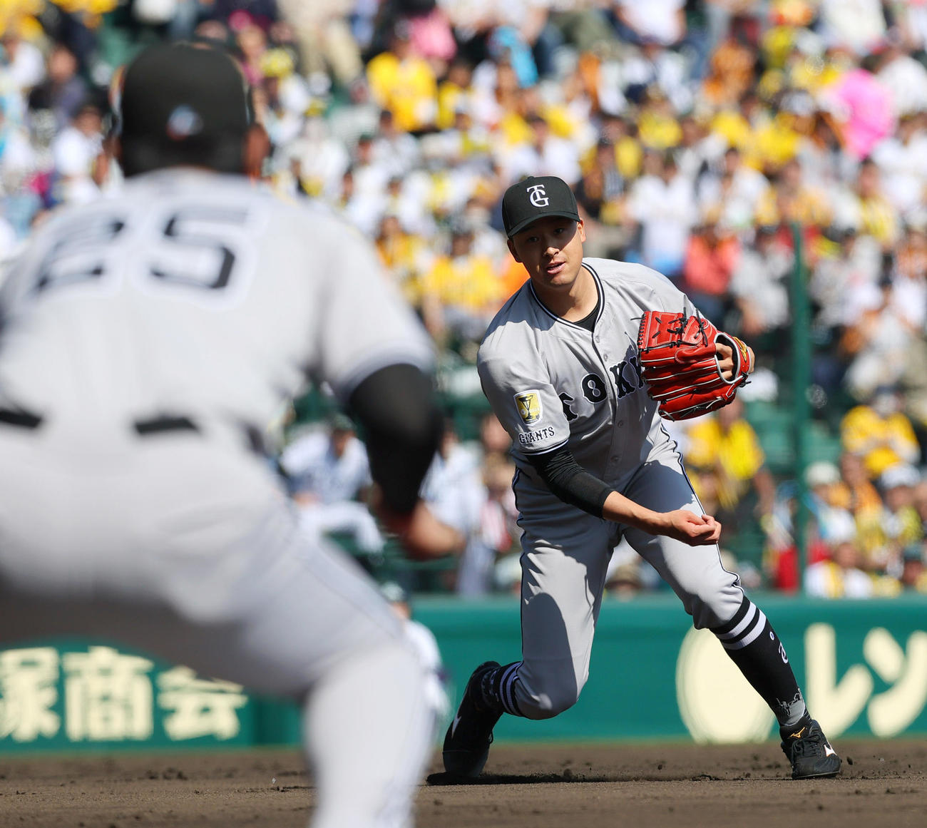 阪神対巨人　2回裏阪神2死、堀田は近本を投ゴロに仕留める（撮影・上山淳一）