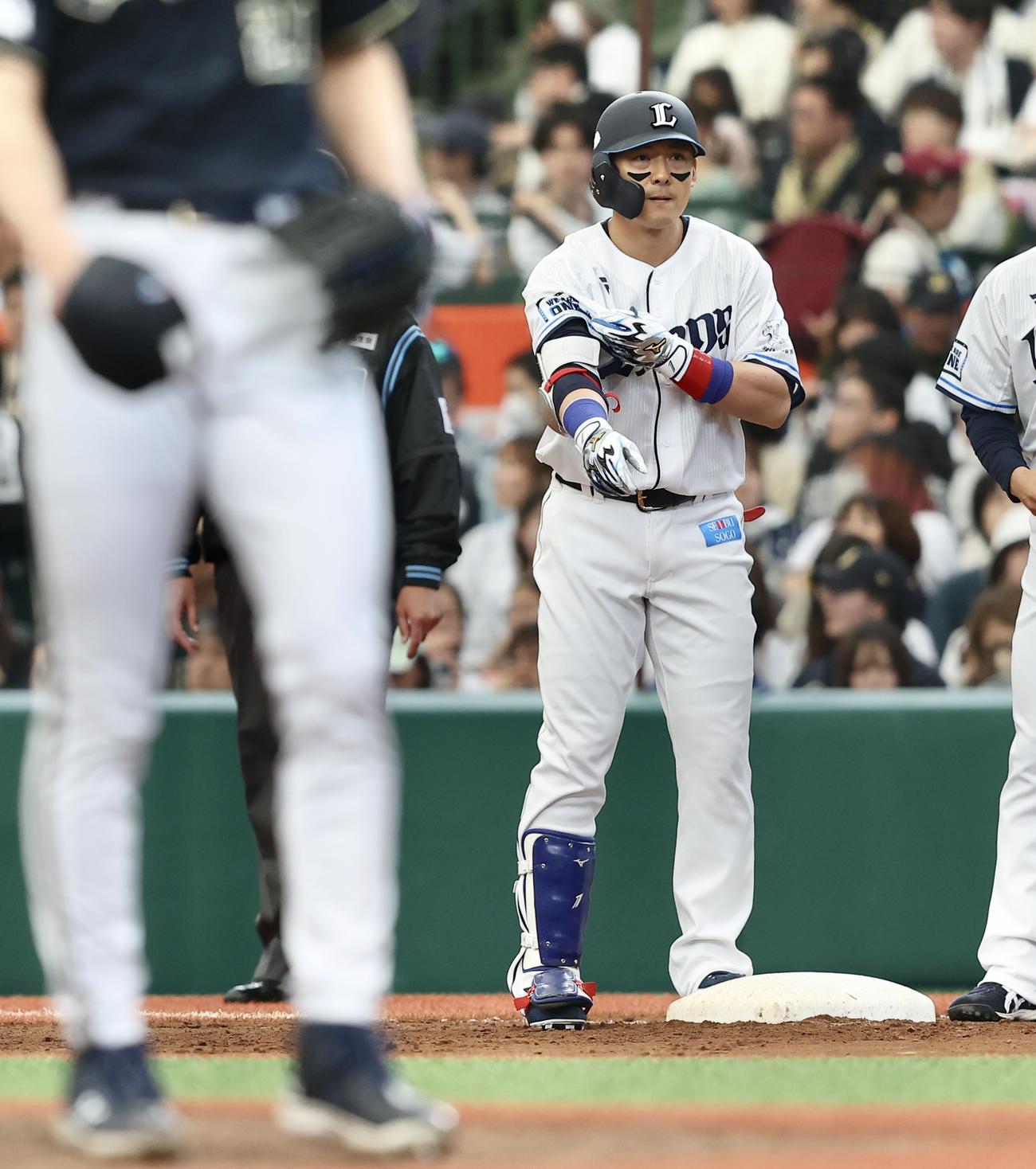 西武対オリックス　6回裏西武無死、右前打で出塁する栗山（撮影・河田真司）