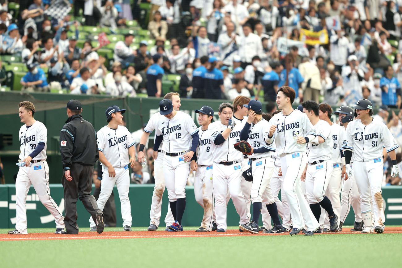 西武対オリックス　9回裏西武2死一、二塁、右前にサヨナラ適時打を放ち、チームメートとたたえ合う中村剛（中央）（撮影・河田真司）