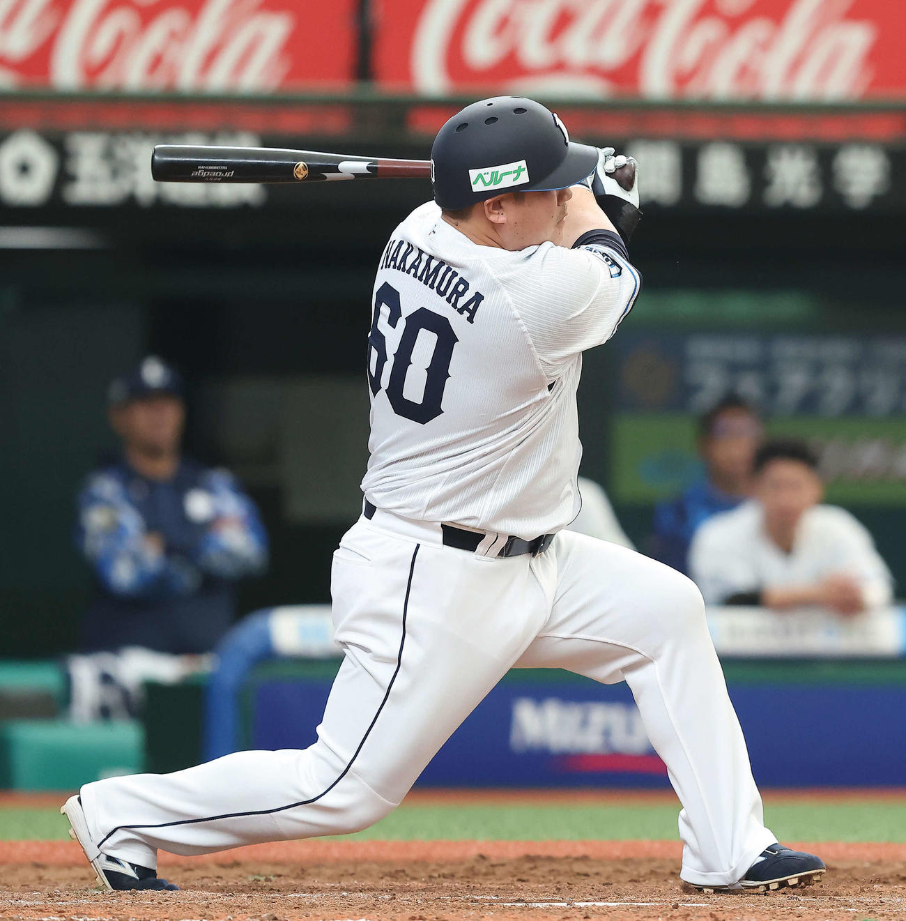 西武対オリックス　9回裏西武2死一、二塁、右前サヨナラ適時打を放つ中村剛（撮影・河田真司）