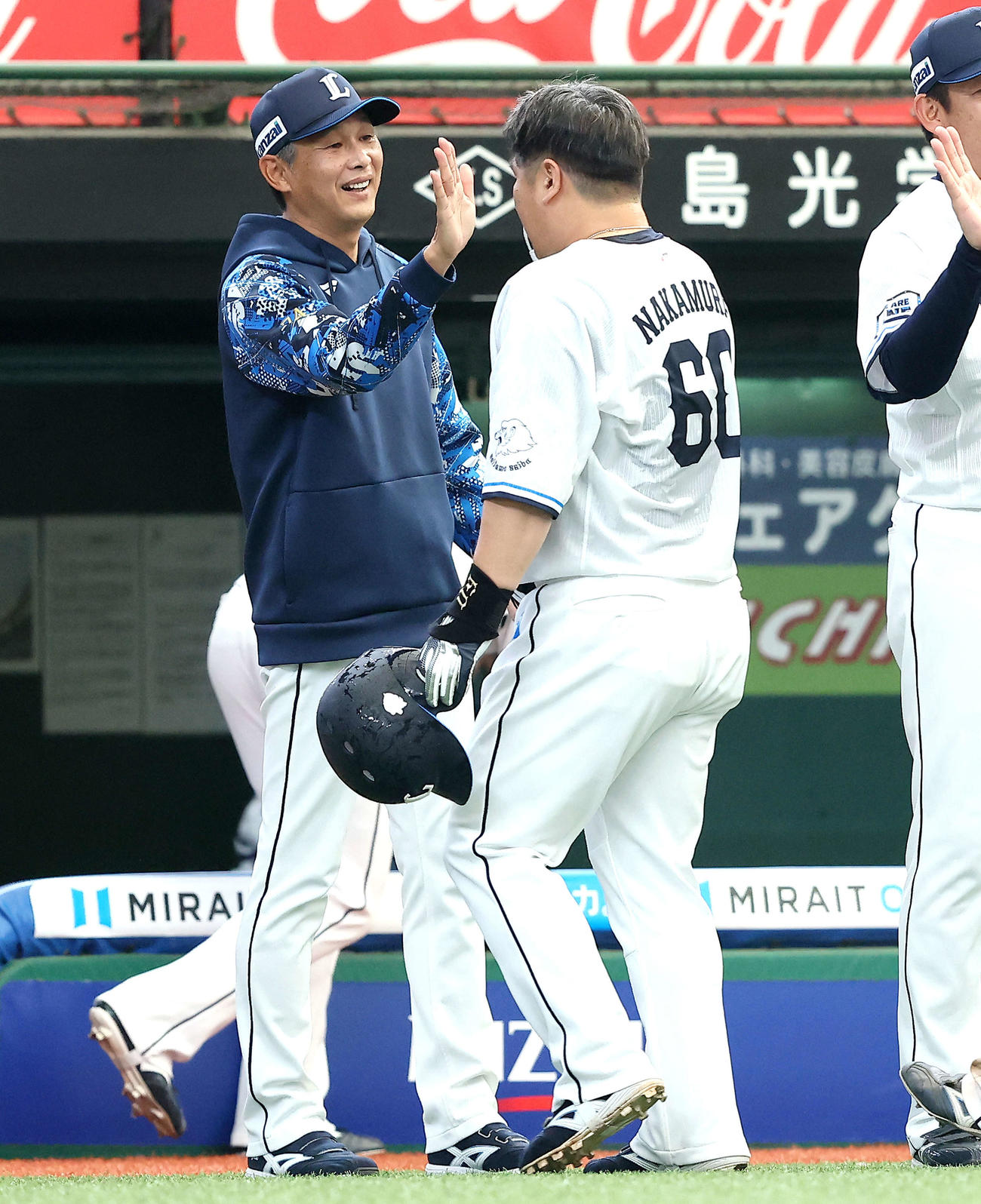 西武対オリックス　オリックスに勝利し、サヨナラ打を放った中村剛（右）を迎える西口監督（撮影・河田真司）
