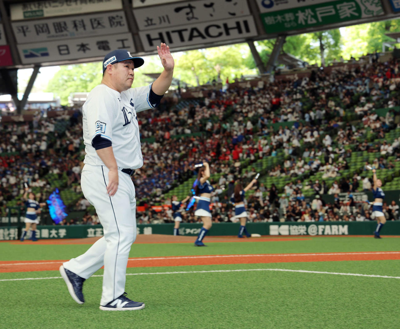 西武対オリックス　オリックスにサヨナラ勝利し、観客の声援に応えながら引き揚げる西武中村剛（撮影・河田真司）