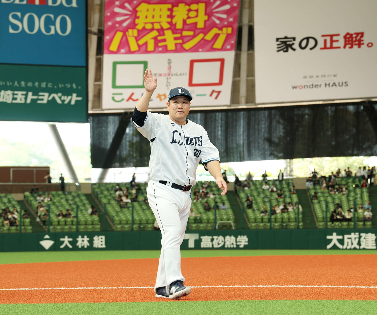 西武対オリックス　オリックスにサヨナラ勝利し、観客の声援に応えながら引き揚げる西武中村剛（撮影・河田真司）