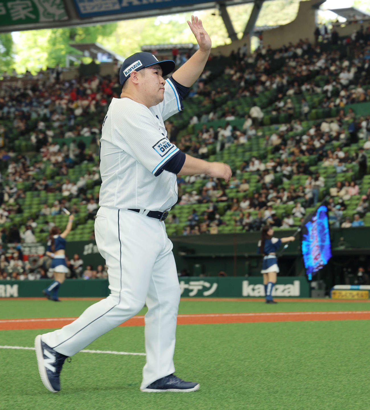 西武対オリックス　オリックスにサヨナラ勝利し、観客の声援に応えながら引き揚げる西武中村剛（撮影・河田真司）