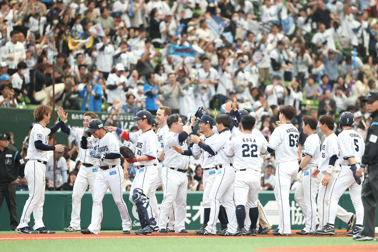 西武対オリックス　9回裏西武2死一、二塁、右前にサヨナラ適時打を放ち、チームメートとたたえ合う中村剛（中央）（撮影・河田真司）