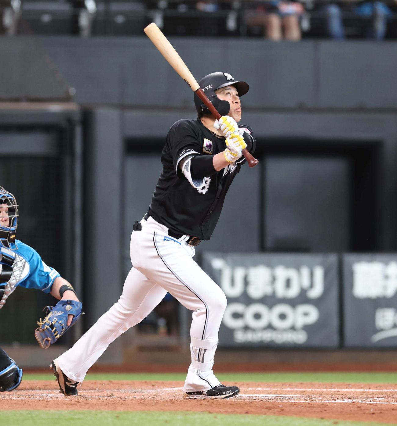 日本ハム対ロッテ　4回表ロッテ無死二塁、右越え2点本塁打を放つ角中（撮影・黒川智章）