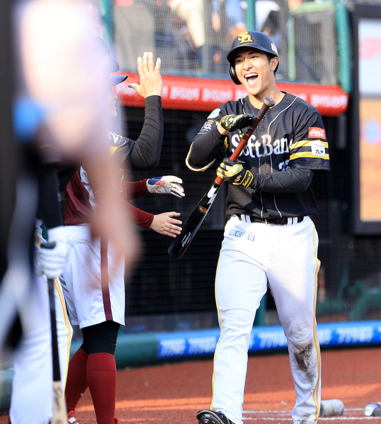 楽天対ソフトバンク　9回表ソフトバンク無死、柳町（右）は中越え同点ソロ本塁打を放ち笑顔でハイタッチ（撮影・浅見桂子）