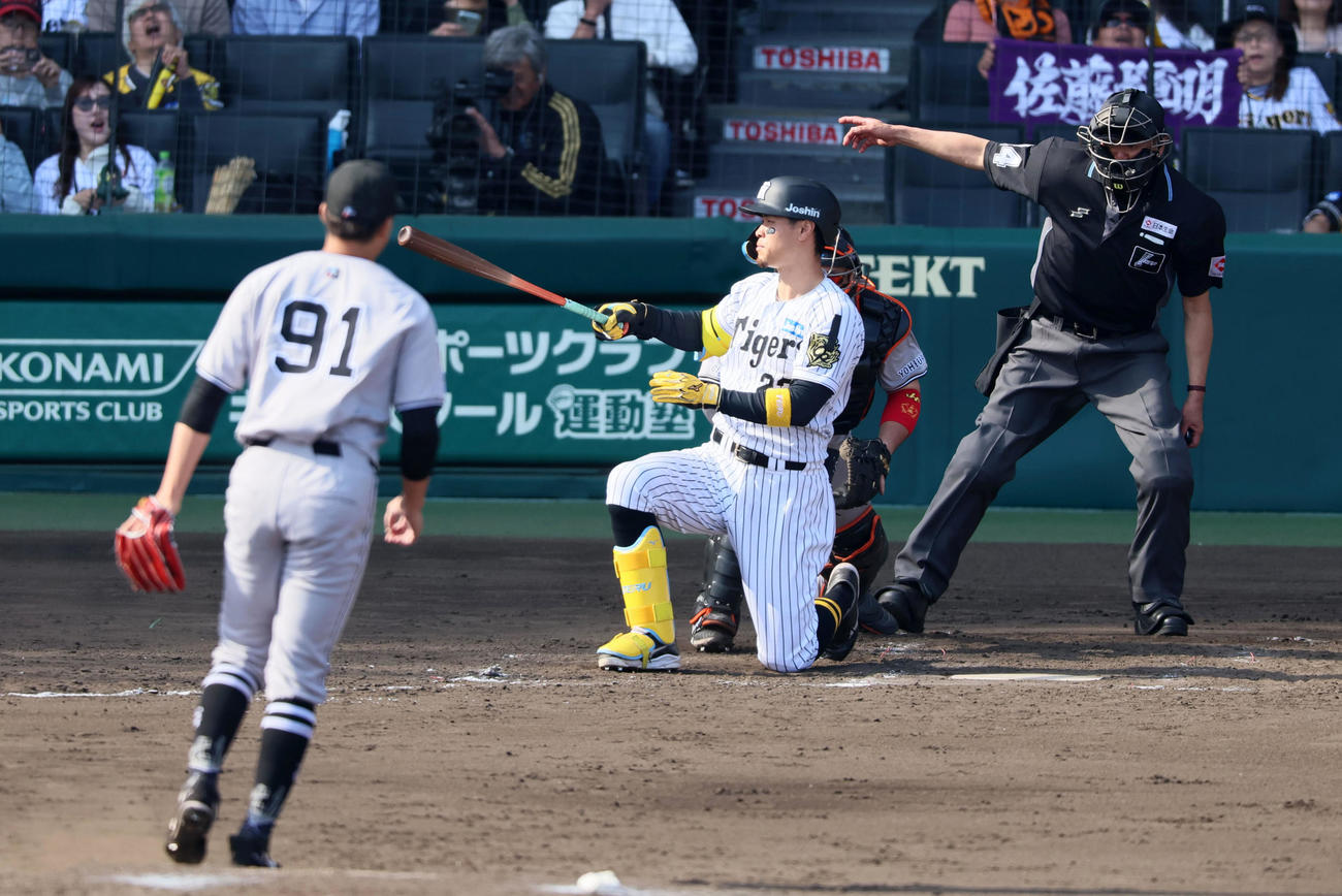 阪神対巨人　5回裏阪神2死一、二塁、三振に倒れる佐藤輝。投手堀田（撮影・加藤哉）
