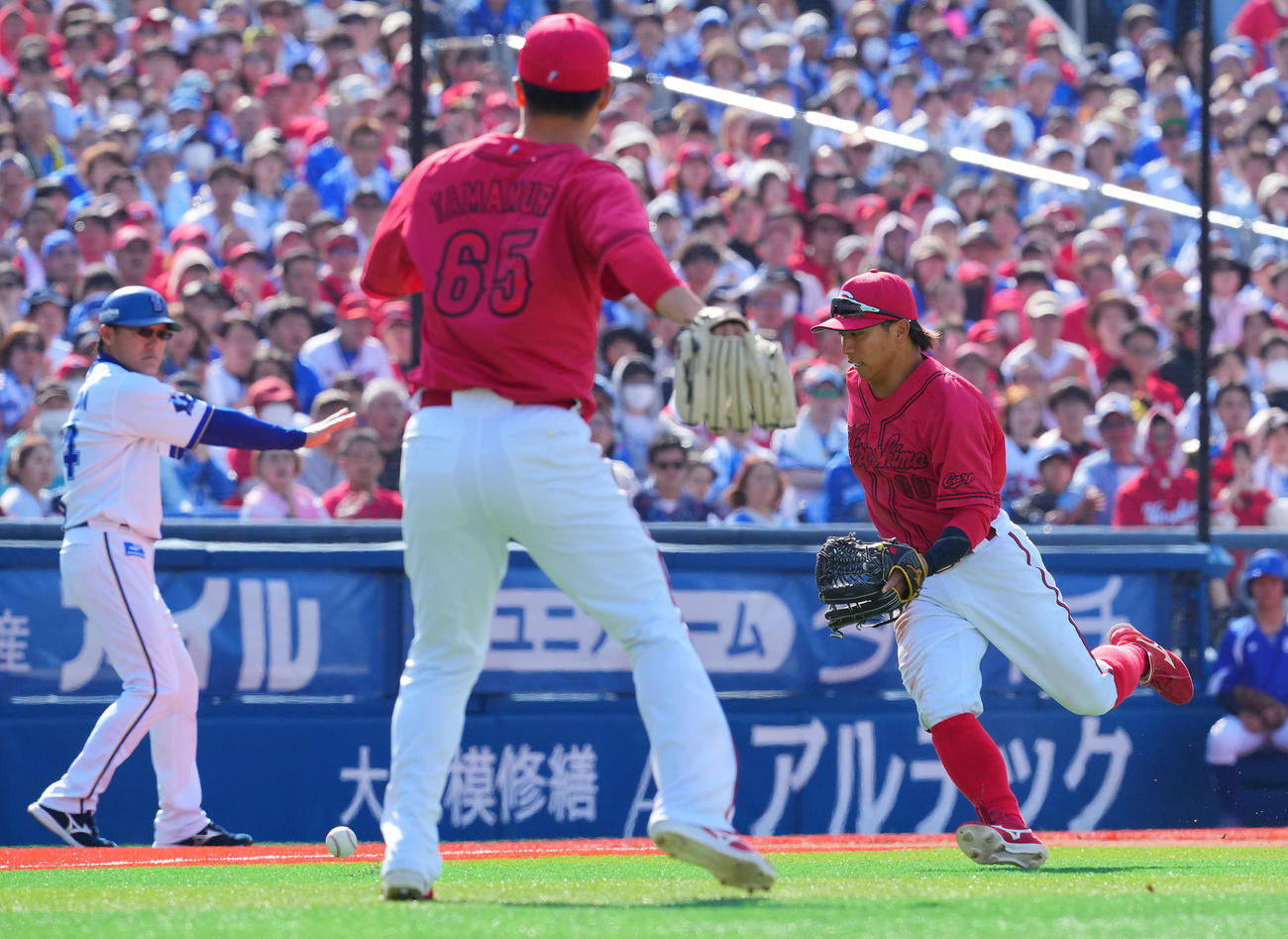 DeNA対広島　4回裏DeNA無死一、二塁、宮崎の打球をファンブルする三塁手羽月（右）（撮影・垰建太）