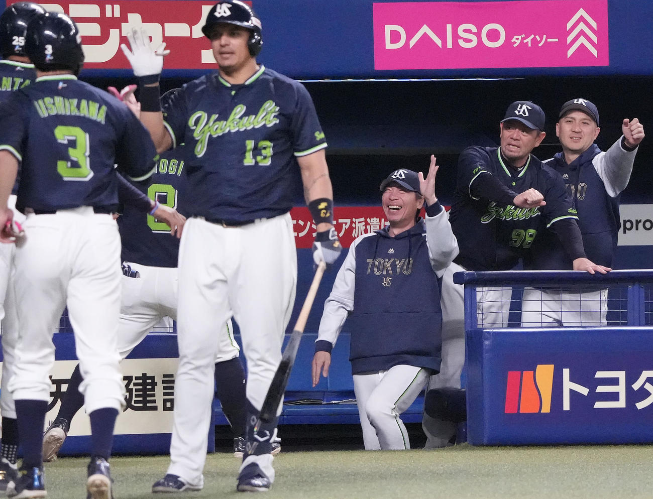 中日対ヤクルト　4回表ヤクルト無死二、三塁、高津監督（中央）は3点本塁打を放った茂木を迎える（撮影・森本幸一）