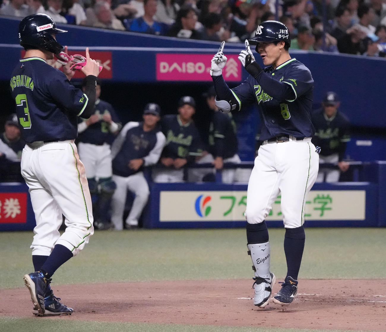 中日対ヤクルト　4回表ヤクルト無死二、三塁、茂木（右）は右越え3点本塁打を放ち生還する（撮影・森本幸一）