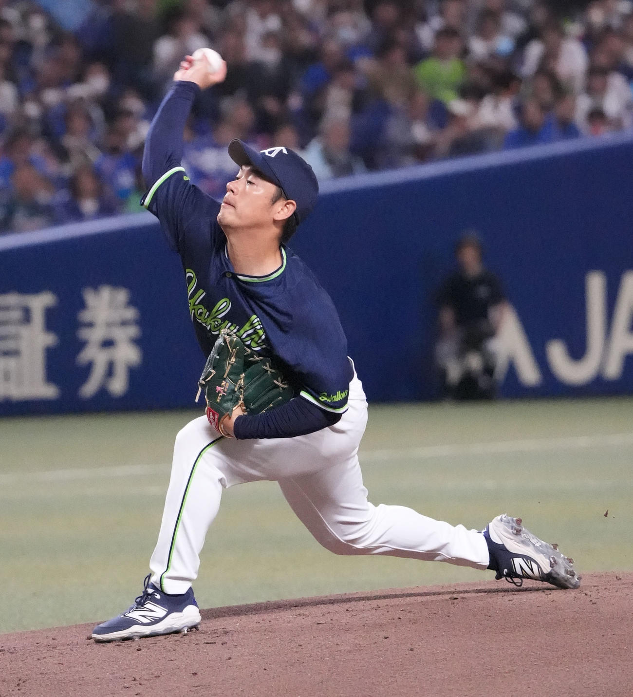 中日対ヤクルト　1回裏、登板するヤクルト先発の小川（撮影・森本幸一）