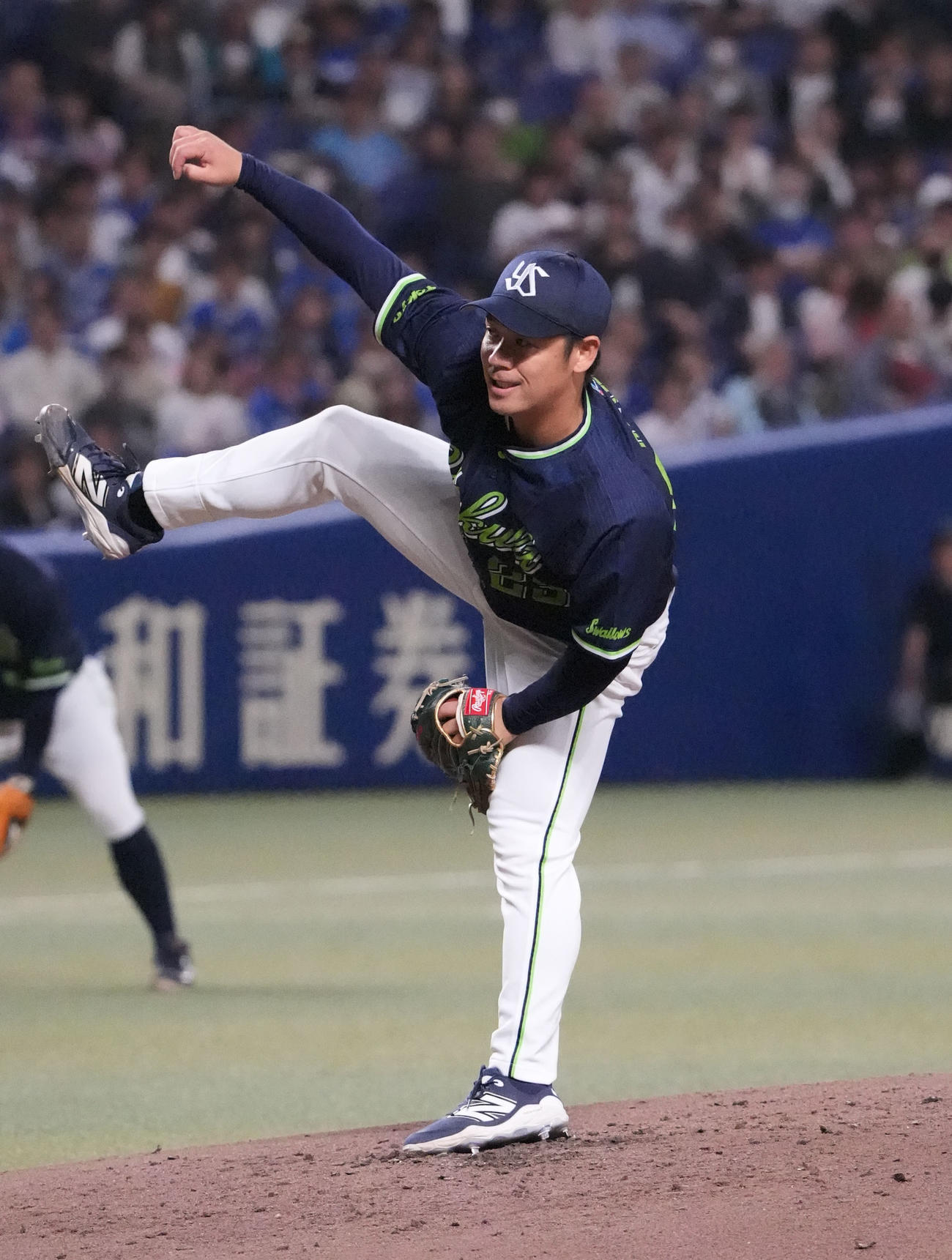 中日対ヤクルト　4回裏、力投するヤクルト先発の小川（撮影・森本幸一）