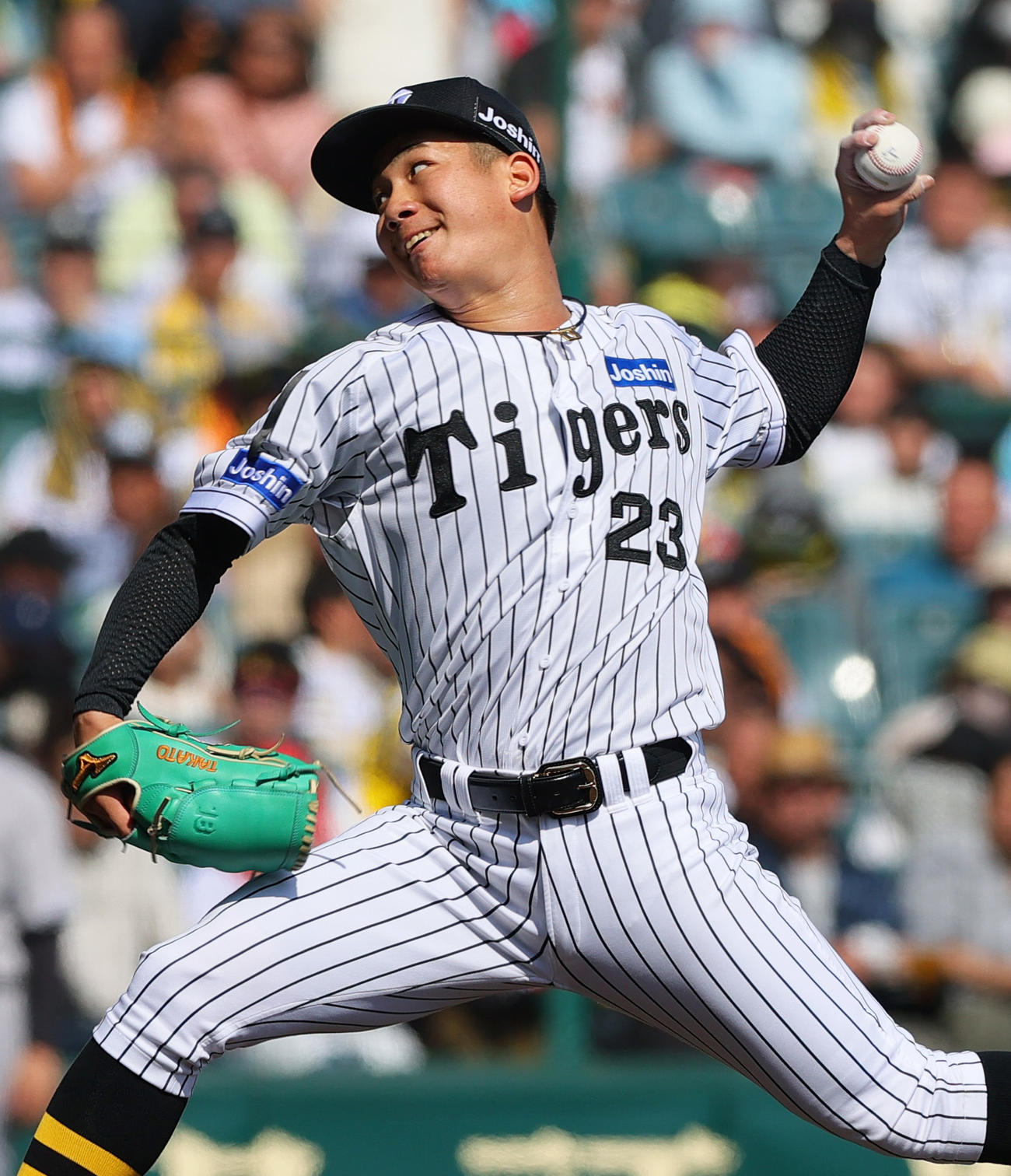 阪神対巨人　3回表、力投する阪神先発の伊原（撮影・上山淳一）