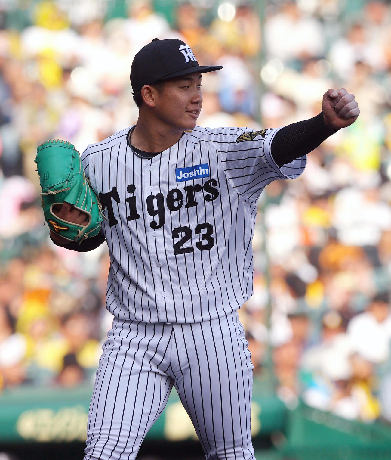 阪神対巨人　6回を3者凡退に抑えた阪神伊原はベンチへ引き揚げる（撮影・上山淳一）