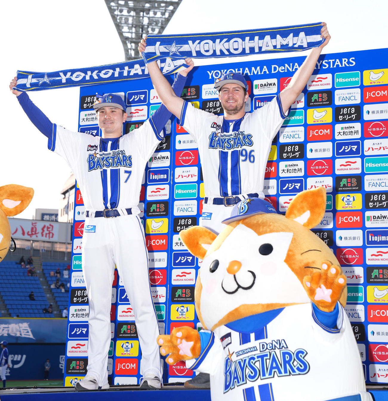 DeNA対広島　広島に3連勝しお立ち台で写真に納まるDeNA佐野（左）とバウアー（撮影・垰建太）