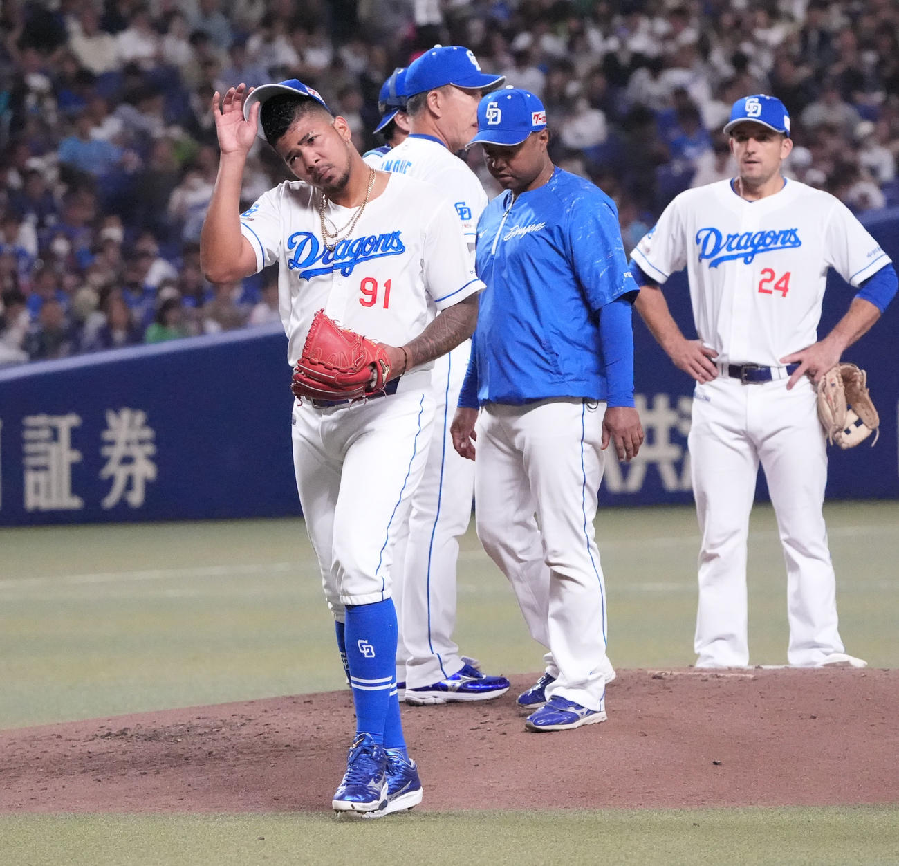 中日対ヤクルト　5回表ヤクルト2死一、二塁、中日先発のメヒア（左）はマウンドを降りる（撮影・森本幸一）