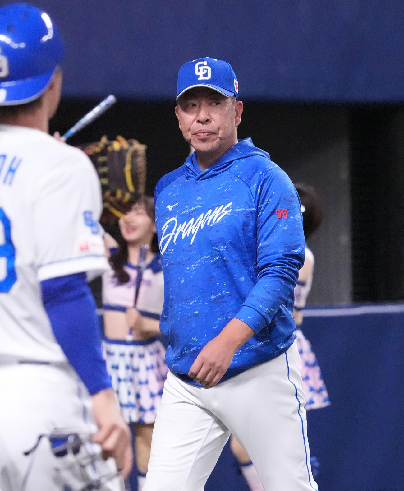 中日対ヤクルト　7回終了、選手交代を告げベンチへ戻る井上監督（撮影・森本幸一）