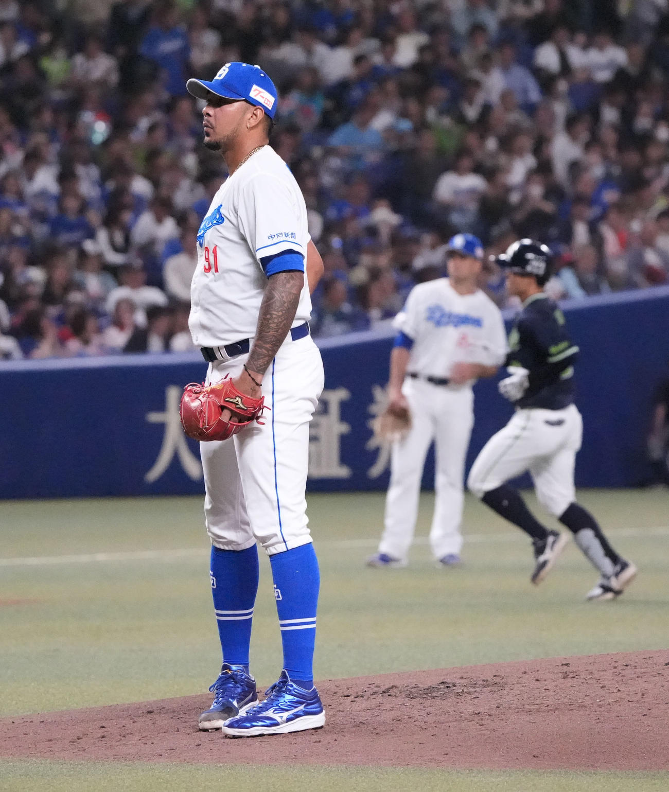 中日対ヤクルト　4回表ヤクルト無死二、三塁、メヒア（左）は茂木に右越え3点本塁打を打たれる（撮影・森本幸一）