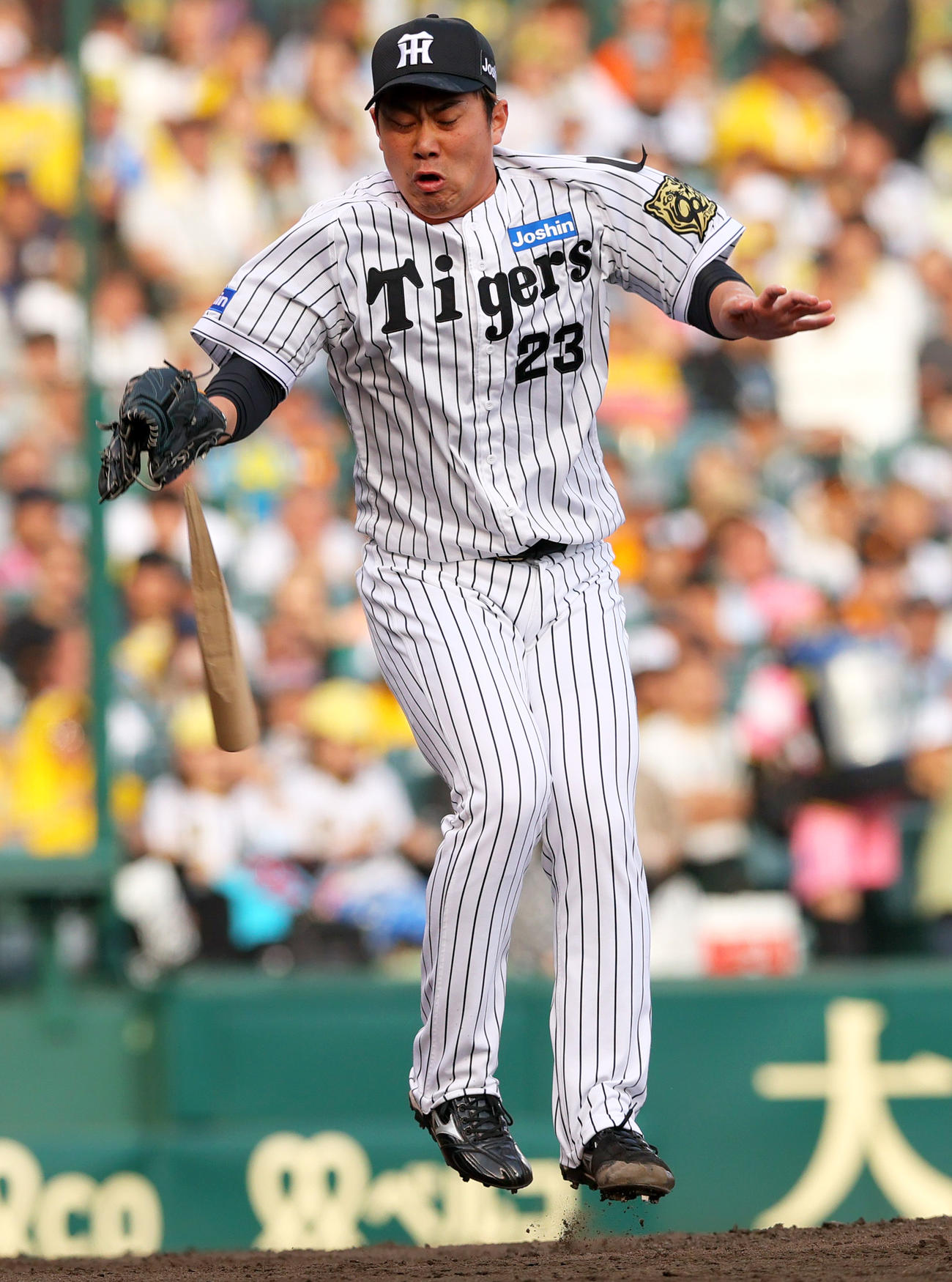 阪神対巨人　8回表巨人無死一塁、桐敷は吉川の二ゴロで折れたバットをよける（撮影・上山淳一）