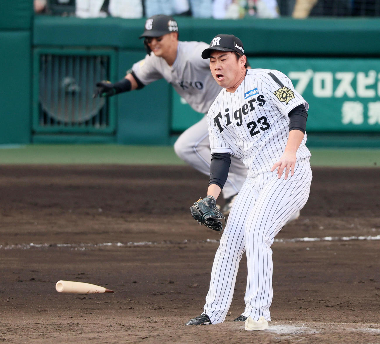 阪神対巨人　8回表巨人無死一塁、桐敷は吉川の折れたバットが身体に当たる（撮影・加藤哉）