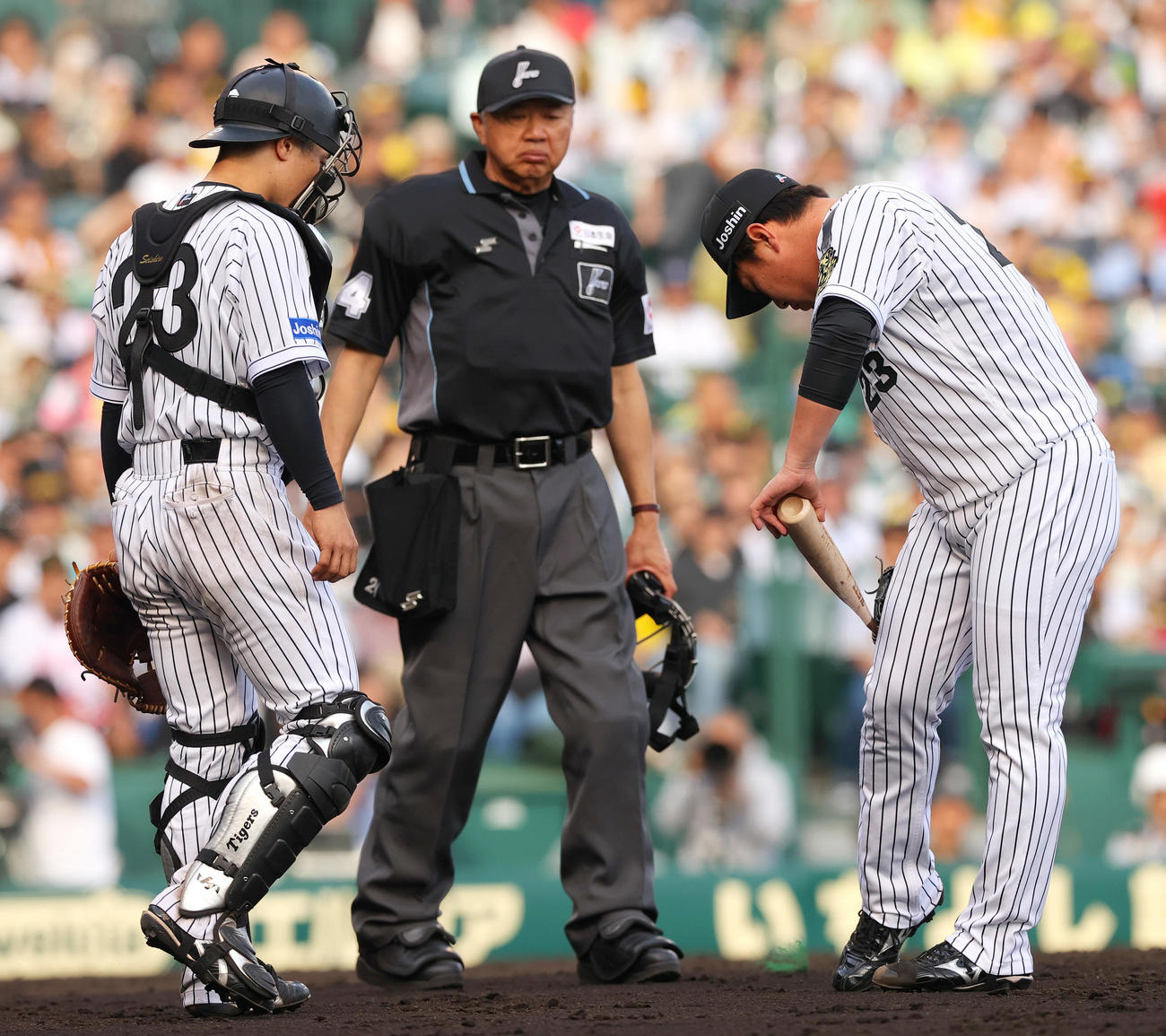 阪神対巨人　8回表巨人無死一塁、桐敷（右）は吉川の二ゴロで折れたバットが足に当たる（撮影・上山淳一）