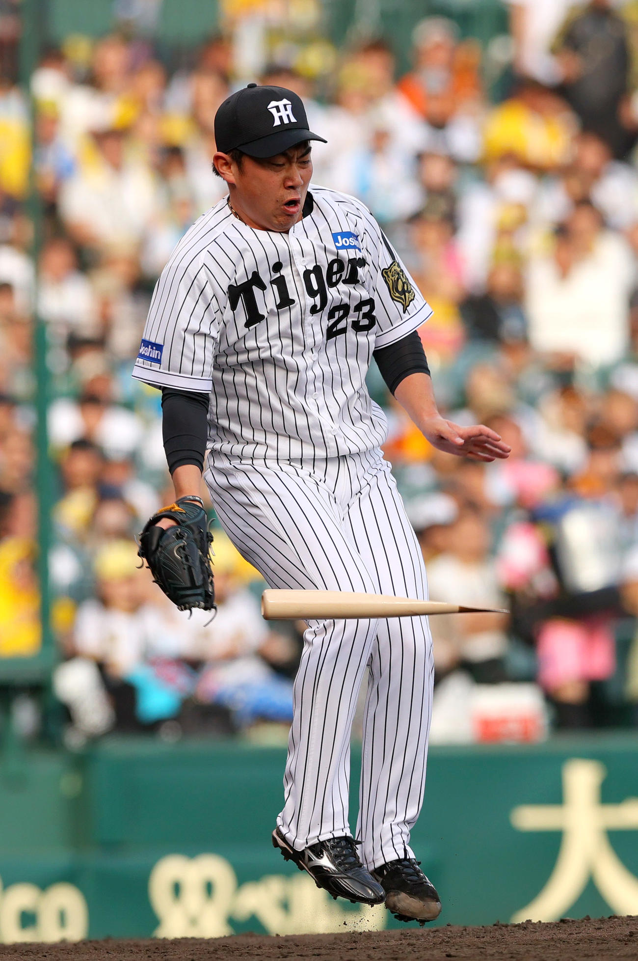 阪神対巨人　8回表巨人無死一塁、桐敷は吉川の二ゴロで折れたバットをよける（撮影・上山淳一）