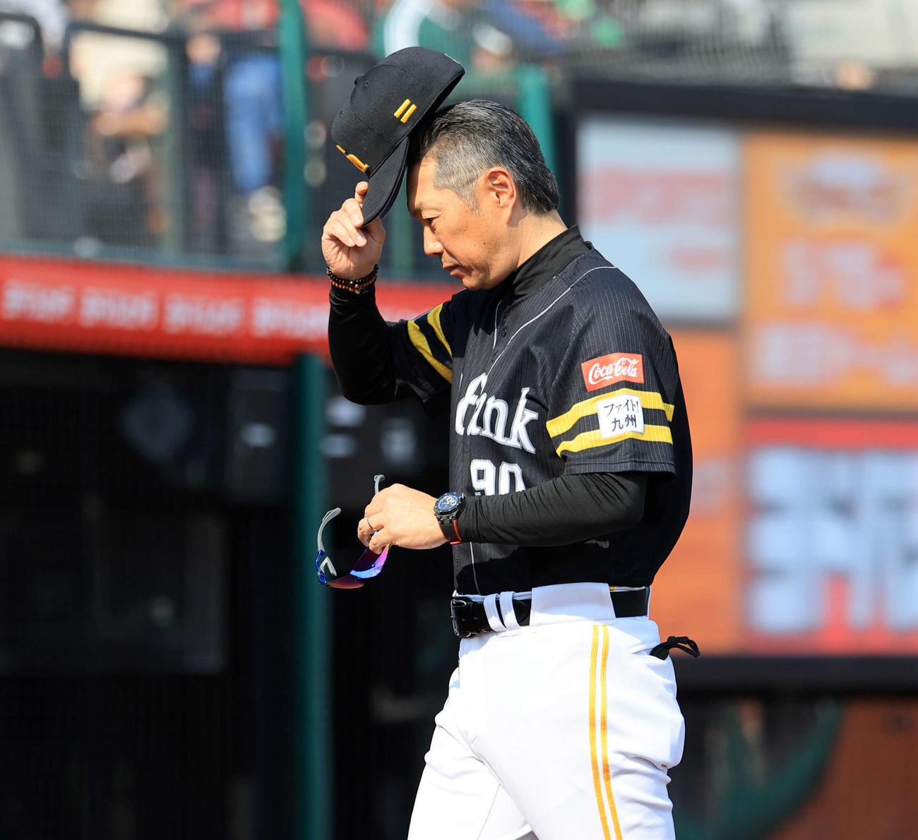 楽天対ソフトバンク　6回裏楽天の攻撃前、投手交代を告げ引き揚げる小久保監督（撮影・浅見桂子）
